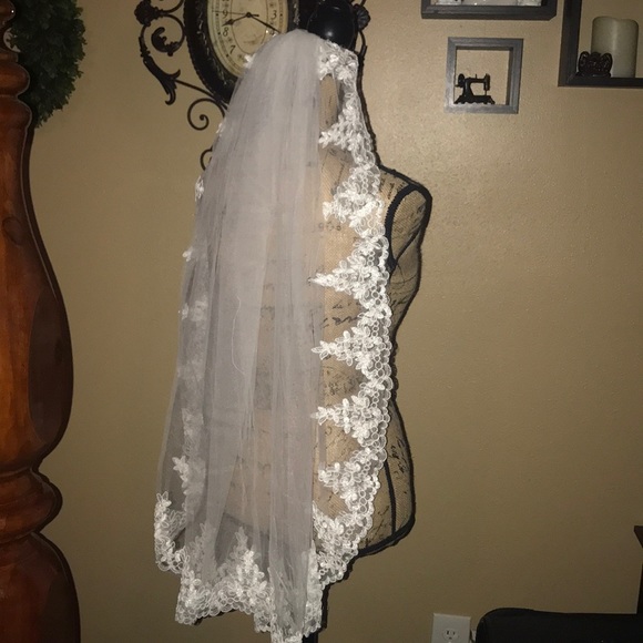 New Beautiful elbow length lace edged veil i - Picture 3 of 8